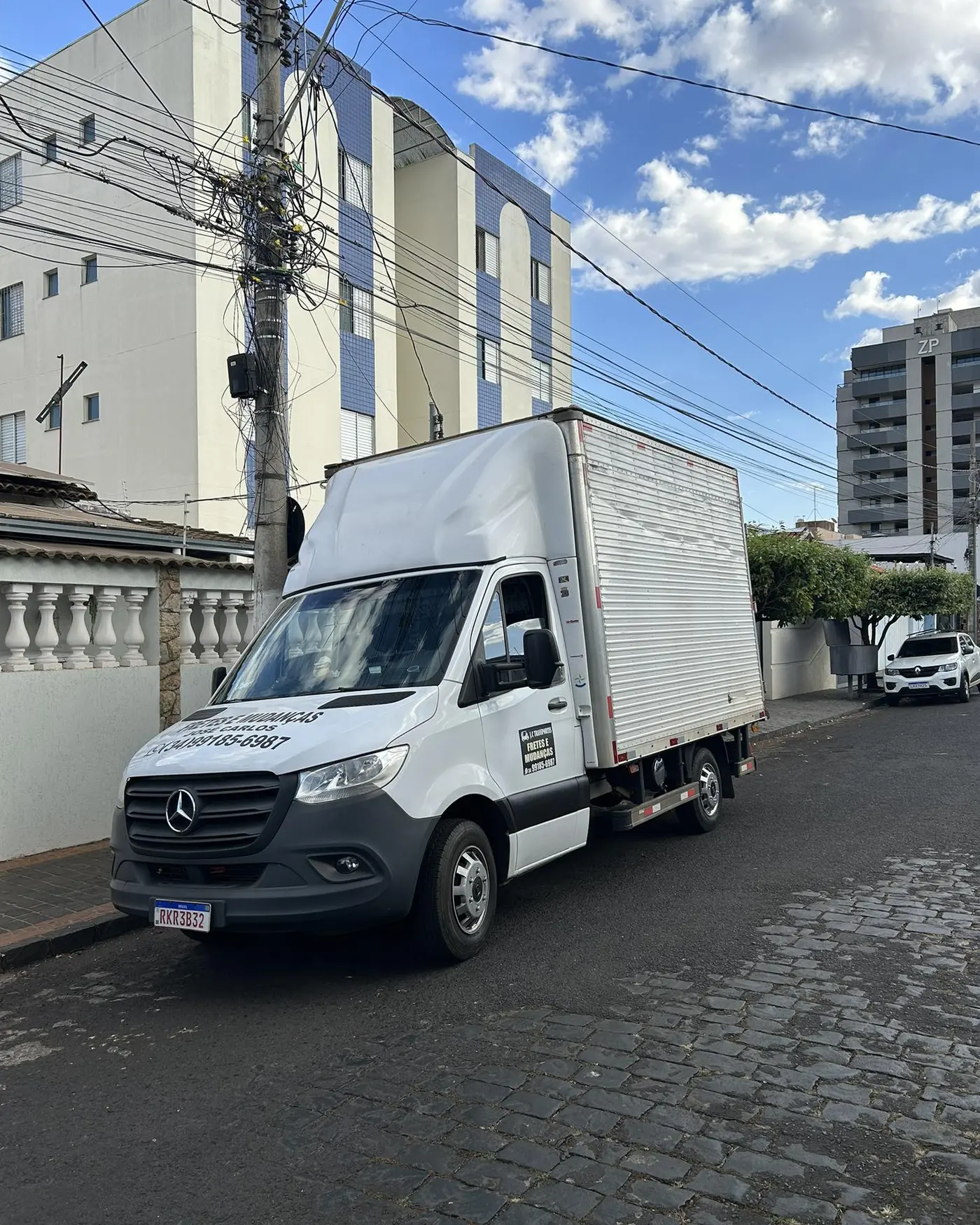 Caminhão-baú da J.C Transportes