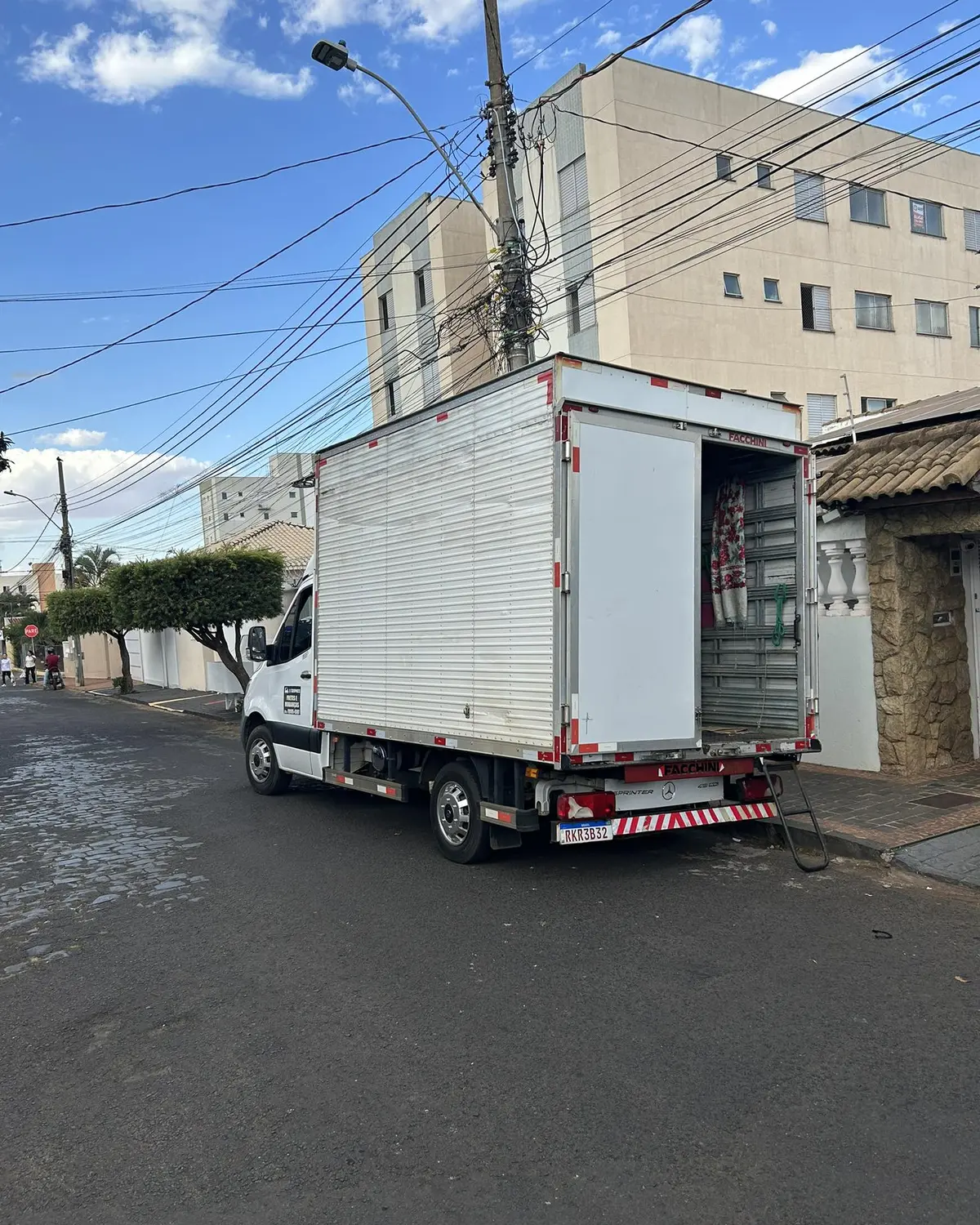 Caminhão da J.C Transportes realizando mudança