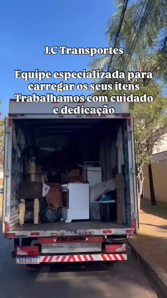 Caminhão carregado durante serviço de mudança
